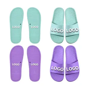 Vente en gros de pantoufles d'été en PVC avec logo personnalisé Sandales unisexes pour la maison avec logo imprimé Chaussons de plage avec logo imprimé pour hommes et femmes