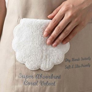 Tablier de cuisine imperméable avec serviettes latérales intégrées en velours corail, lot de 2 beige et noir avec impression 'Cuisine' - Product Image 4
