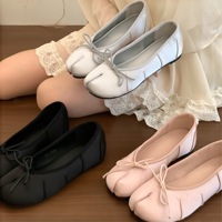 Tendance 2026 Ballerines Tabi pour femme en satin à talon compensé dissimulé, semelle extérieure en caoutchouc, nœud, à enfiler, chaussures décontractées et habillées OEM ODM