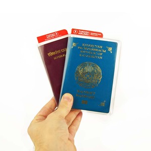 Protecteur de voyage pour carte d'identité en vinyle <span class=keywords><strong>transparent</strong></span> moderne personnalisé de luxe par sublimation porte-<span class=keywords><strong>passeport</strong></span> en PVC <span class=keywords><strong>transparent</strong></span> givré Vente en gros - Product Image 1