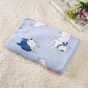 Couverture pour chien en flanelle douce pour printemps et automne, pour chiens de petite, moyenne et grande taille, tapis de lit pour animaux de compagnie en polaire corail toute saison - Product Image 4
