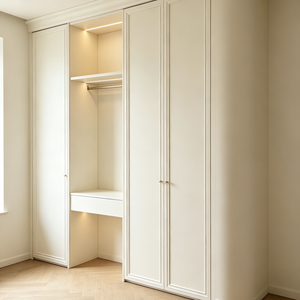 Armario moderno tipo walk-in, gabinete de almacenamiento empotrado personalizado con barra para colgar ropa, estantería y acabado ligero. - Product Image 1