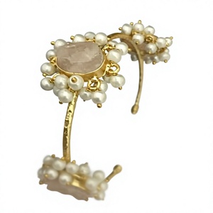 Classy Premium Quality Real Pearls Antique Fusion Pulsera elegante en tono dorado Nuevo diseño para mujeres y niñas con estilo - Product Image 2