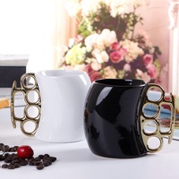 Tasse en forme de poings de boxeur - Tasse à café fantaisie en céramique noire et dorée pour l'autodéfense, Tasse unique en forme de poings de boxeur pour collectionneurs