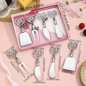 Ensemble de couteaux à fromage 4 pièces en acier inoxydable, forme cœur, design rose, outils de service pour le fromage avec boîte cadeau pour les fêtes et les dîners - Product Image 1