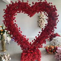 Propuesta de compromiso decoración rosas rojas centros de mesa en forma de corazón arco de flores para decoración de boda diferentes tipos para personalizar