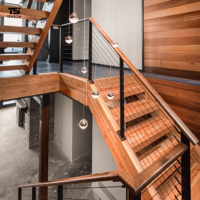 Rampe d'escalier intérieure en bois avec balustrades en câble d'acier inoxydable, garde-corps modernes pour villa et intérieur commercial haut de gamme