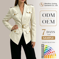 Veste en cuir blanche élégante pour femme, veste en cuir élégante à col en V avec détails de boutons dorés