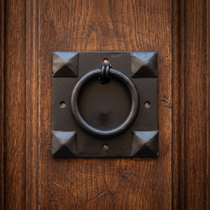 Aldaba de puerta de Metal negro Vintage con respaldo cuadrado Diseño de anillo clásico para la decoración de entrada del Hogar atemporal - Product Image 1