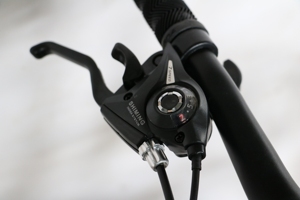 Vélo de montagne à prix réduit, roues multicolores, selle confortable, frein à disque, vélo de montagne 26 pouces - Product Image 2