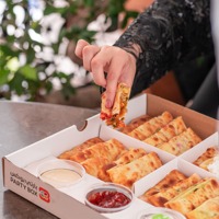 Boîte à pique-nique esthétique minimaliste avec estampage doré, finition de luxe pour boutique de desserts gastronomiques, certifiée écologique, prête à être expédiée (DDP)