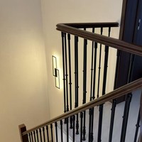 Escalier en colimaçon de luxe à main courante simple, en alliage d'aluminium moderne, résistant à l'eau, peignable, idéal pour l'intérieur de villa