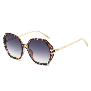 Occhiali <span class=keywords><strong>da</strong></span> Sole Designer Ultimo Modello 2026 di Tendenza per Esterni e Street Style, Protezione UV400, Montatura Completa, Lenti Sfumate Poligonali - Product Image 1