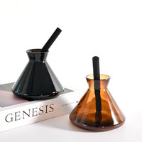 Bouteille de diffuseur de roseau carré de luxe en verre ambré 200ml noir blanc carré sans flamme avec couvercle à vis en bois à ouverture facile