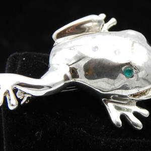 . 925 spilla rana in argento Sterling con occhi verdi - Product Image 1
