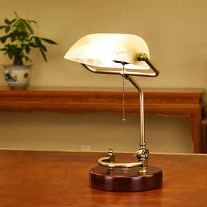 Lámpara de Mesa Estilo Banquero Retro Industrial, Base con Acabado en Cobre, Pantalla de Vidrio Verde Nórdico, Perfecta para Lectura en Bibliotecas Universitarias - Product Image 1
