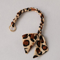 Correa de tela para teléfono móvil, correa de bolso hecha a mano de leopardo, bufanda versátil, soporte de tela corta de mano para teléfono, cordón para teléfono móvil