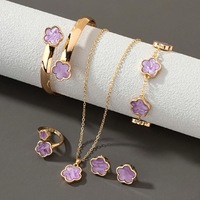 Ensemble de bijoux tendance à la vente chaude, collier, bracelet et boucles d'oreilles en forme de fleur à cinq feuilles en coquillage délicat plaqué or pour femmes