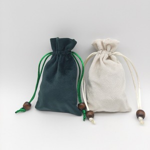 Bolsa de terciopelo con cordón para guardar joyas, tamaño pequeño, con cuentas de madera, logotipo personalizado disponible - Product Image 1