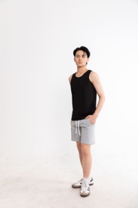 T-shirt de sport pour hommes Tissu extensible et respirant Tailles M-2XL Couleurs Noir/Blanc Prix compétitif Vêtements de sport en polyester personnalisés - Product Image 3