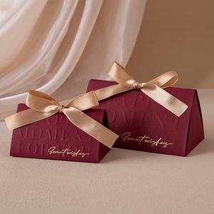 กล่องใส่ลูกกวาดทรงสามเหลี่ยมสำหรับวันแต่งงานกล่องของขวัญช็อกโกแลตพร้อมหูจับสุดหรูงานตามสั่ง - Product Image 3