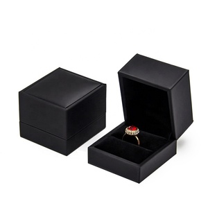 <span class=keywords><strong>Cajas</strong></span> de Cuero PU Negro Mate Hechas a Mano Disponibles con MOQ Bajo <span class=keywords><strong>para</strong></span> Joyería, Anillos, Collares, <span class=keywords><strong>Pulseras</strong></span>, Empaquetado <span class=keywords><strong>al</strong></span> <span class=keywords><strong>por</strong></span> <span class=keywords><strong>Mayor</strong></span> - Product Image 1