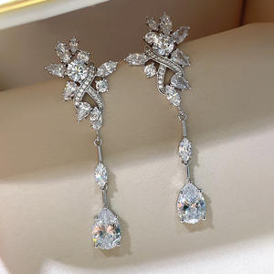 Boucles d'oreilles pendantes en or blanc avec zircon taillé en poire et strass, sertissage griffe, bijoux romantiques de mariage pour femme - Product Image 4