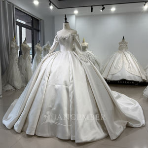 Vestido de Novia de Satén Estilo Vintage Moderno XS182 con Cola de Capilla y Decoración de Flores de Encaje - Product Image 3