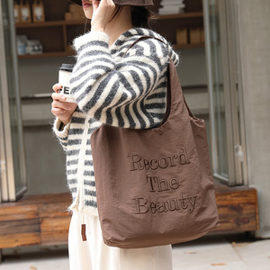 Sac fourre-tout décontracté coréen en velours doux, grand sac à bandoulière en nylon brodé de lettres tendance pour femme - Product Image 2