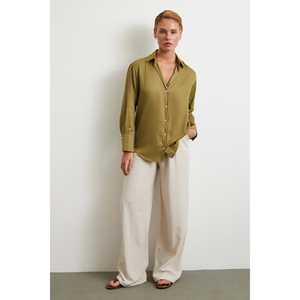 เสื้อเชิ้ตผ้าซาตินสีเขียวสไตล์มินิมอลสำหรับผู้หญิง แบบติดกระดุม ใส่ได้ทุกวัน - Product Image 5