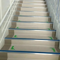 Profilé de finition d'escalier moderne Unitech en aluminium et PVC - Durable, installation facile, sûr pour les escaliers