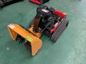 Robot tondeuse à gazon radiocommandé sur chenilles avec accessoire déneigeur, alimenté à l'essence, pour terrains accidentés et pentes - Product Image 4