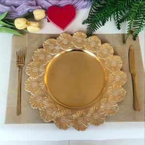Venta al por mayor <span class=keywords><strong>de</strong></span> fábrica: <span class=keywords><strong>Platos</strong></span> <span class=keywords><strong>de</strong></span> plástico dorados <span class=keywords><strong>de</strong></span> 13 pulgadas con diseño <span class=keywords><strong>de</strong></span> flor <span class=keywords><strong>de</strong></span> coral para bodas y banquetes (para colocar debajo del plato) - Product Image 2