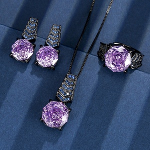 Joyería de Moda Ecológica, Cobre Rodio, Zirconia Violeta de la Más Alta Calidad de 14-12 mm, Juego de Anillo y Pendientes con Colgante Morado - Product Image 3