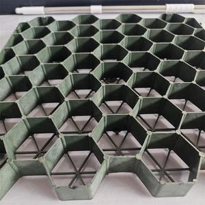Rejilla de plástico HDPE de 35-70 mm para estacionamientos y jardines, superficie de nido de abeja negra, estabilización del suelo - Product Image 3