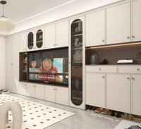 Moderner Integrierter TV-Wandschrank Cremeweiß Gewölbte Glasvitrine LED-Beleuchtung Schuhaufbewahrung für Familien-Wohnzimmer