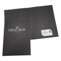 Carpeta de Presentación Negra Personalizada con Diseño en Relieve, Impresión Offset, 2 Bolsillos, Cartón, Logotipo Personalizado, Tamaño A4