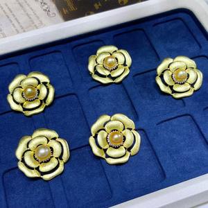 Nouvelle collection d'été de Nanyang Golden Pearl Fashion, broche de poitrine à fleurs de camélia, accessoires avec broche en perle de mer, motif numérique - Product Image 1