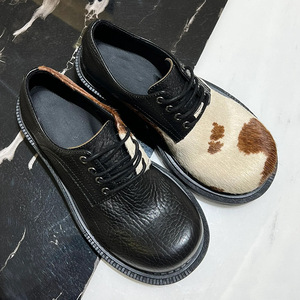 <span class=keywords><strong>Mocasines</strong></span> planos de pelo de <span class=keywords><strong>caballo</strong></span> con logotipo personalizado Unisex talla 35-44 estampado de vaca con cordones mujeres hombres zapatos Derby gruesos - Product Image 3