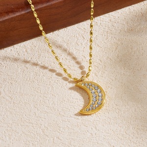 Collana con Ciondolo <span class=keywords><strong>Luna</strong></span> in Acciaio Inossidabile Placcato Oro con Diamanti, Design alla Moda, Gioiello Semplice TGXL11132 - Product Image 4