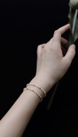 Bijoux faits main délicats, style bohème, bracelet en acier inoxydable plaqué or 18 carats avec chaîne à maillons et perles en verre blanc pour femmes et filles
