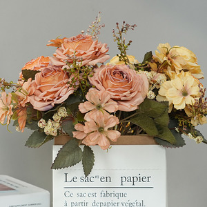 Bouquet de roses artificielles Plain Realm, 7 têtes, fleurs en soie multicouches avec bords brûlés pour la décoration intérieure et les accessoires de mariage - Product Image 3