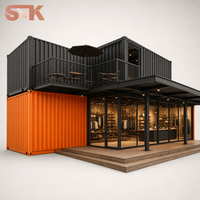 Conteneur modulaire de vente au détail pour boutique éphémère, avec volumes empilables, pavés gris pierre, jardinières noires, sièges extérieurs et espace photo