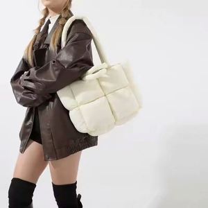Usine BSCI, logo personnalisé, grande capacité, sac à main léger et tendance pour femmes, sac fourre-tout matelassé pour femmes - Product Image 3