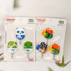 Paquete de 3 ganchos de succión con diseño de dibujos animados para paredes del baño, ropa y otros usos. No requiere perforación. 2 yuanes. - Product Image 1
