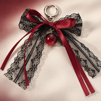 Porte-clés cerise avec ruban bordeaux, breloque de sac avec nœud en dentelle noire, accessoire de sac à main gothique, cadeau élégant pour femmes et adolescentes