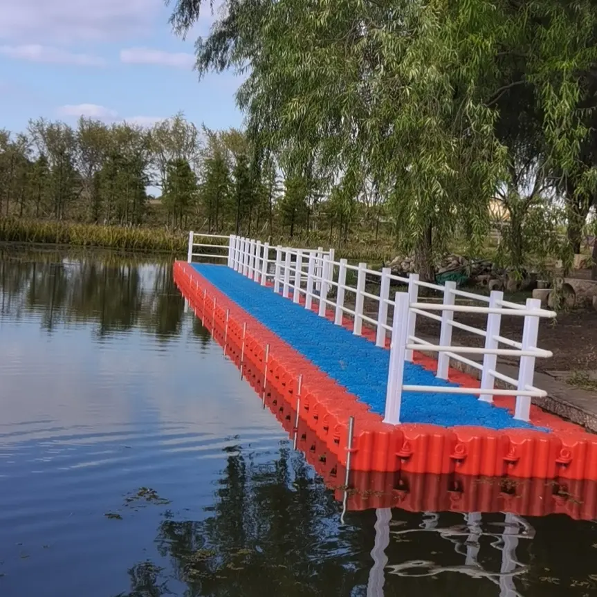 La plastica modulare di vendita calda galleggia il molo galleggiante del pontile galleggiante dei cubi del pontone
