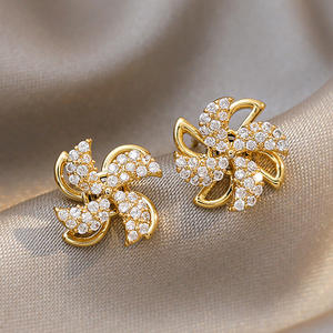 Orecchini a Perno E1572 con Fiore in Oro, Diamanti Taglio Brillante Rotondo, Montatura a Griffe, Lusso per Uso Quotidiano Femminile - Product Image 3