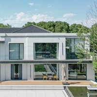 Porte coulissante extérieure minimaliste en aluminium et verre avec système antivol, étanche et résistante au vent, pour hôtels et villas