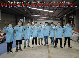 Sacs de mode d'occasion pour femmes d'Italie utilisés avec une longue sangle et un code de série brodé inclus - Product Image 4